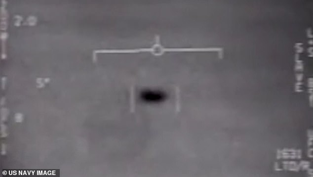 Eines der bislang berühmtesten und ungewöhnlichsten UFOs, das 2004 von der US-Marine entdeckt wurde, wurde aufgrund seines weißen, länglichen Aussehens mit der Tic Tac-Atemminze verglichen (Bild).