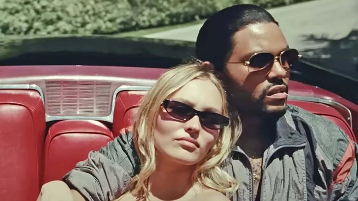 Lily-Rose Depp und The Weeknd knutschen in einem Auto in einer Szene aus „The Idol“.