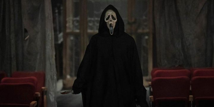Ghostface steht in Scream 6 in einem leeren Kino