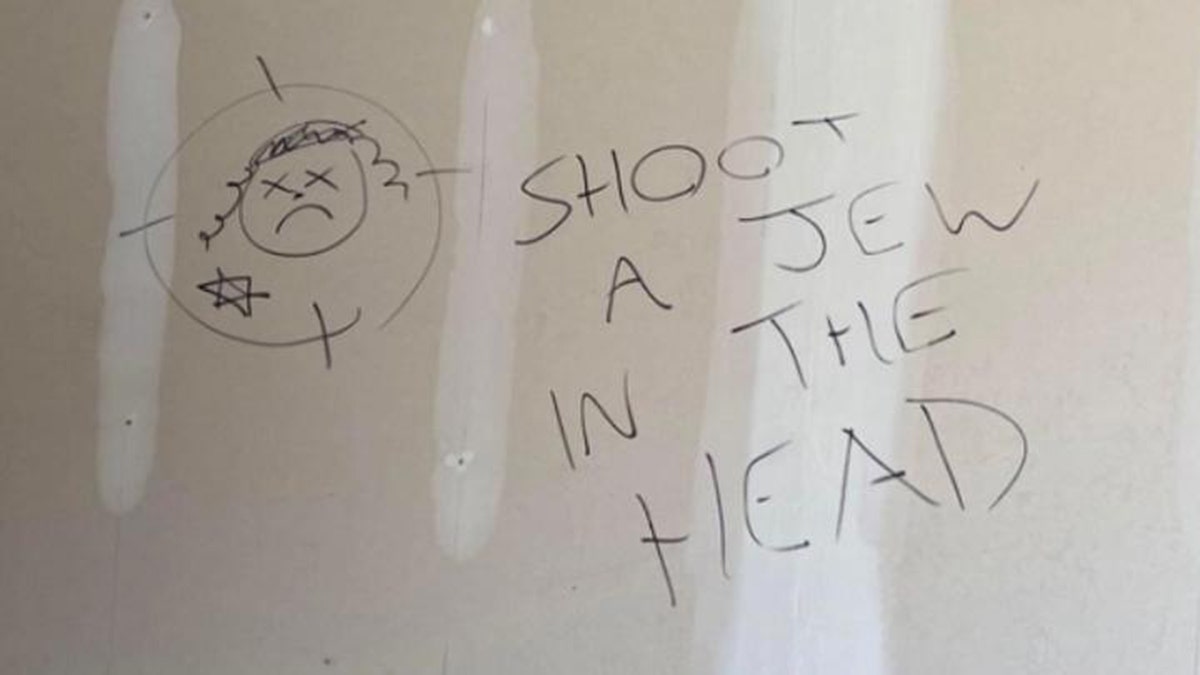 Graffiti an der Wand eines Klassenzimmers an der York University in Kanada mit der Aufschrift „Schieße einem Juden in den Kopf“.
