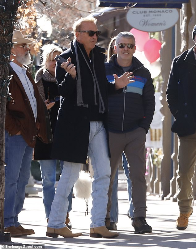 Der Schauspieler „Der mit dem Wolf tanzt“ schützte seine Augen mit einer schwarzen Sonnenbrille und hielt beim Gehen ein Mobiltelefon in der Hand