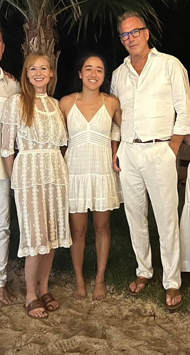 Anfang dieses Monats wurde berichtet, dass Costner und Sängerin Jewel (L) sich treffen, nachdem sie nach seiner umstrittenen Scheidung Tage damit verbracht hatten, es sich in der Karibik gemütlich zu machen