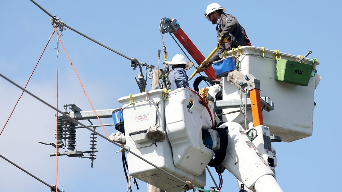 Elektriker stellen die Stromversorgung wieder her.