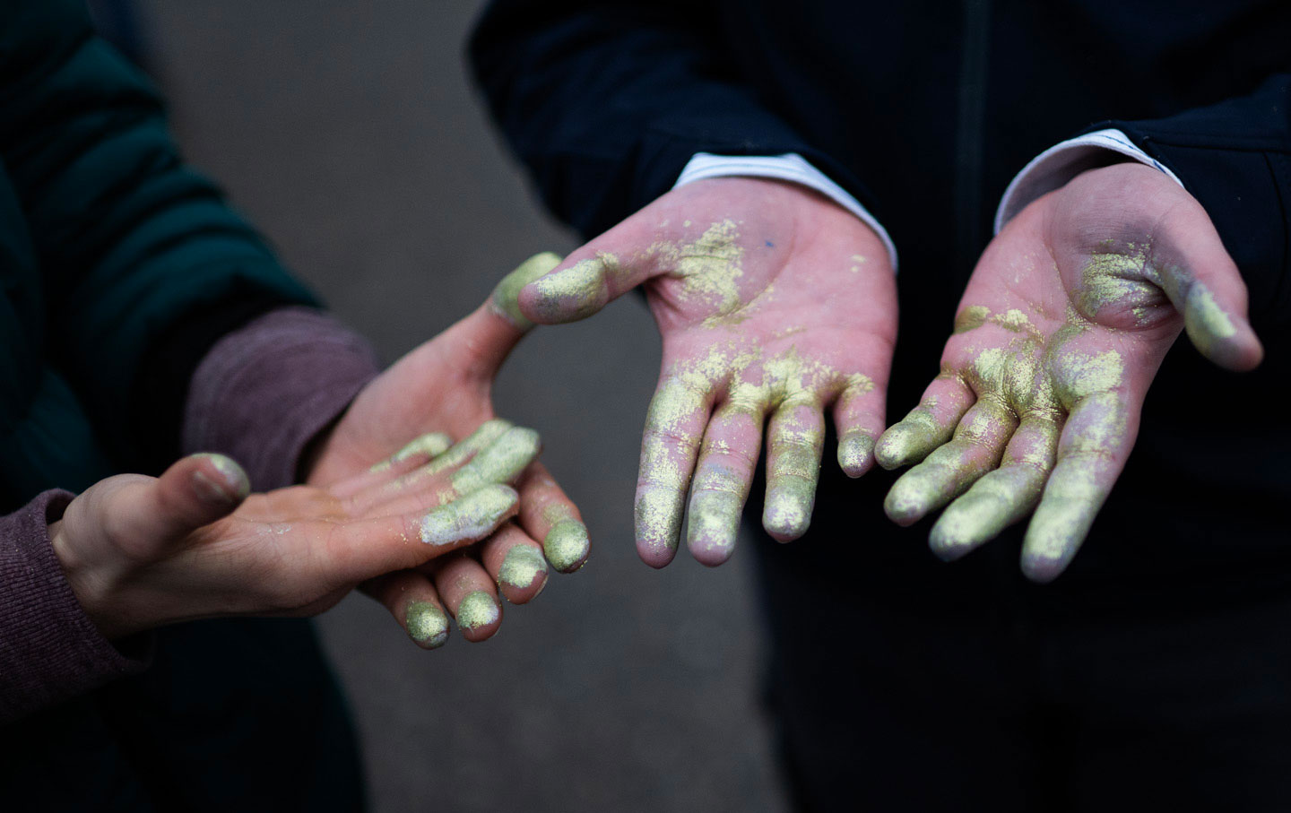 Ali und Brockolie, zwei Aktivisten der Extinction Rebellion Anfang 20, bedeckten ihre Hände mit Glitzer, um ihre Fingerabdrücke zu verdecken.
