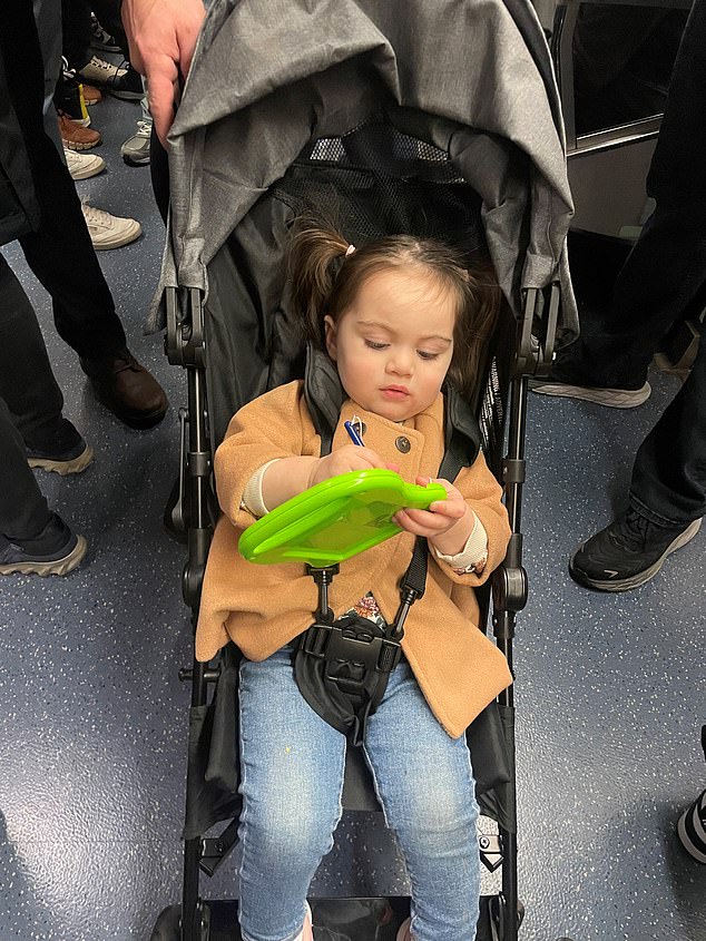 Wenn wir in New York City unterwegs sind, nehmen wir auch die U-Bahn, was ebenfalls mit Herausforderungen verbunden ist, da es überwältigend sein kann.  Unsere Tochter spielt bei solchen Ausflügen mit einem Etch A Sketch, was sie scheinbar beschäftigt, während wir durch die Stadt fahren