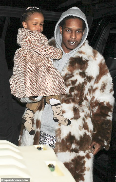 Um gemeinsam Westernkleidung bei Kemo Sabe einzukaufen, trug der Rapper zusammen mit Rihanna passende graue Hoodies.  Wie seine Eltern trug auch RZA ein gemütliches und dennoch schickes Outfit