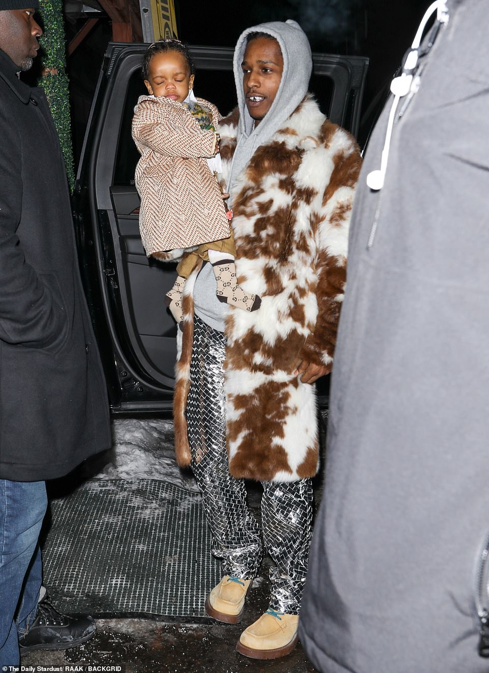 RZA trug für ihren Familienausflug eine weiße Button-Down-Weste mit Argyle-Muster.  Auch ihr Sohn trug hellbraune Hosen, Gucci-Socken und einen Chevron-Mantel