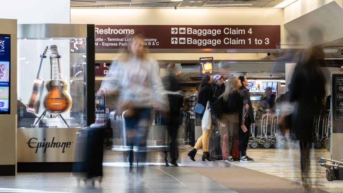 Menschen in Bewegung im Gepäckausgabebereich des Nashville International Airport (BNA)