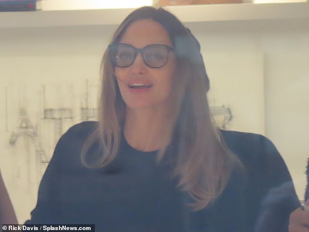 Jolie brachte Anfang des Jahres ihre neue Modemarke Atelier Jolie auf den Markt und kündigte im Juli die Eröffnung ihres Ladens in der 57 Great Jones St. in New York City an