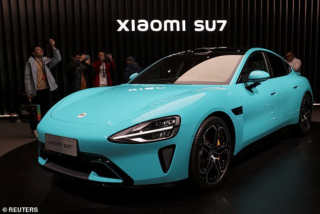 Xiaomis Ziel mit dem SU7 sei es, ein Auto zu produzieren, das mit dem Luxus und der Leistung der Konkurrenz mithalten könne, jedoch zu einem niedrigeren Preis, so der CEO des Unternehmens