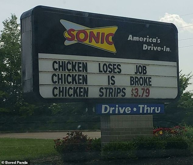 Die amerikanische Drive-in-Fast-Food-Kette Sonic musste sich mit einem Scherzkeks-Angestellten auseinandersetzen, der auf einer Werbetafel erklärte, dass ihr Huhn nach dem Verlust seines Arbeitsplatzes zum Strippen übergegangen sei