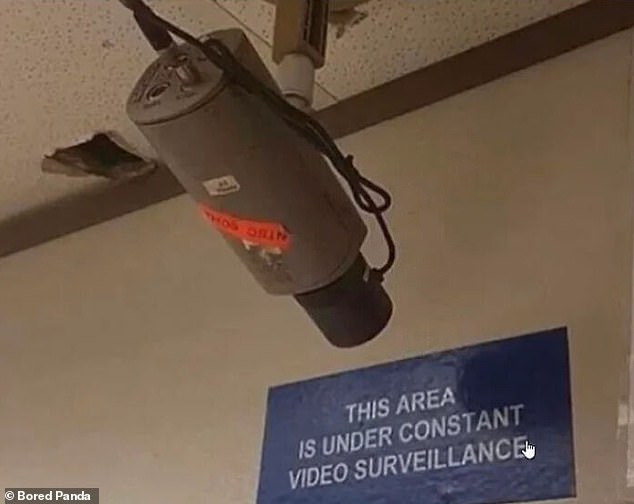 Es ist keine Lüge!  Doch die Sicherheitsvorkehrungen in diesem Gebäude lassen zu wünschen übrig, nachdem jemand die Kamera auf ein Schild an der Wand gerichtet hat