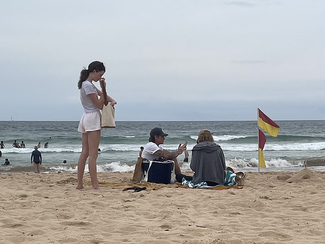Am Freitag wurde das Paar am Strand von Manly gesichtet, wo sie mit ihrer 13-jährigen Tochter Faith (links) einen Tag im Sand genossen.