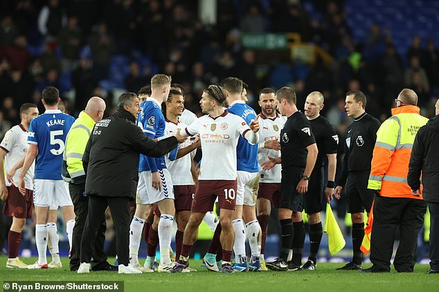 Grealish schüttelte am Ende von Citys 3:1-Sieg City-Teamkollegen und Everton-Spielern die Hand, als Estiarte ihn abfing