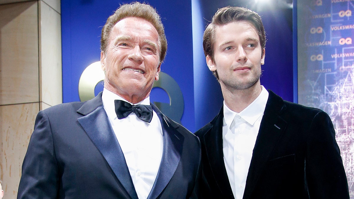 Arnold und Patrick Schwarzeneggar lächeln zusammen