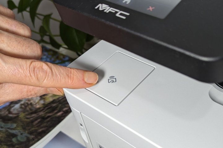 Brother verfügt über einen NFC-Ausweisleser, um das Drucken auf autorisierte Benutzer zu beschränken.