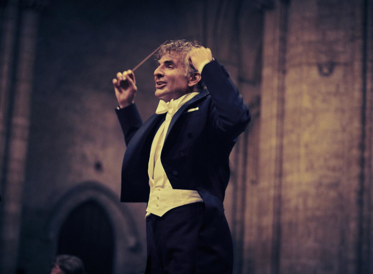 Bradley Cooper dirigiert ein Orchester als Leonard Bernstein in „Maestro“.