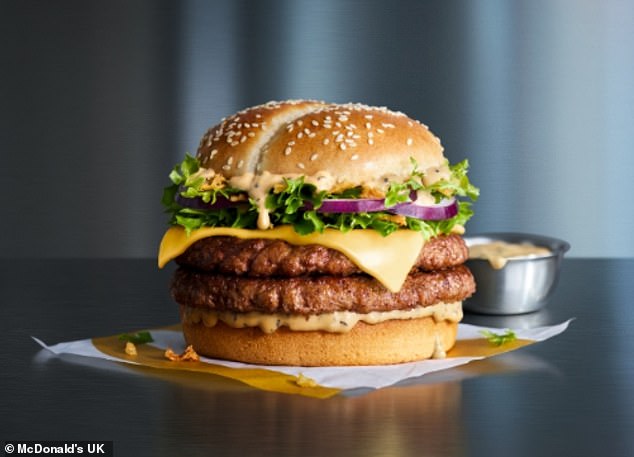 Nach einer zweijährigen Pause erscheint der Steakhouse Stack (im Bild) wieder.  Der beliebte Burger besteht aus zwei 100 Prozent britischen und irischen Rindfleisch-Patties, einer Scheibe Cheddar-Käse, knusprigen Zwiebeln und roten Zwiebeln