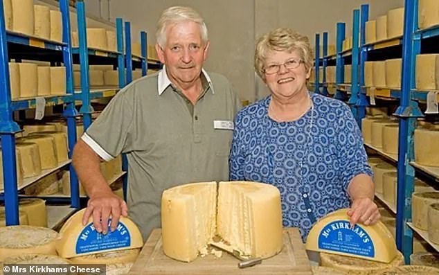 Das Unternehmen hat eine treue lokale Anhängerschaft und zahlreiche Kunden schwören, mehr Käse zu kaufen, sobald die aktuellen Probleme vorbei sind.  Im Bild sind John und Ruth Kirkham