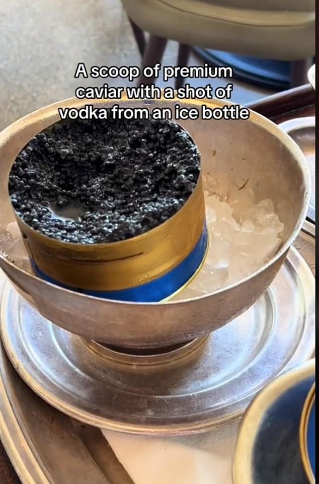 Viele Menschen nehmen Kaviar mit einem Schuss Wodka zu sich, um ihm ein zusätzliches Maß an Luxus zu verleihen