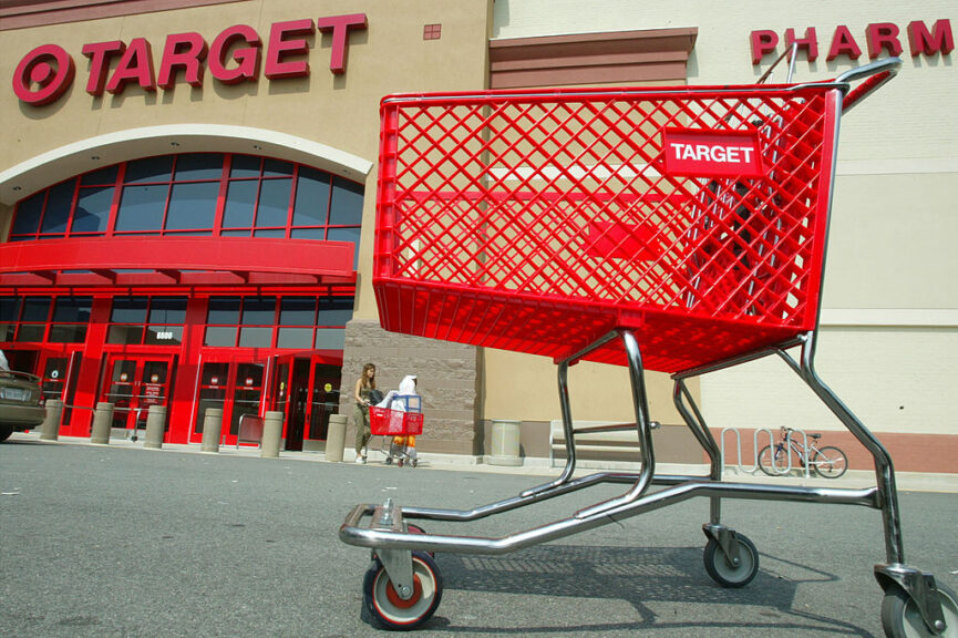 SPRINGFIELD, VA – 14. AUGUST: Kunden verlassen Target am 14. August 2003 in Springfield, Virginia.  Target Corp. meldete einen Gewinnanstieg von vier Prozent im zweiten Quartal.  (Foto von Alex Wong/Getty Images)