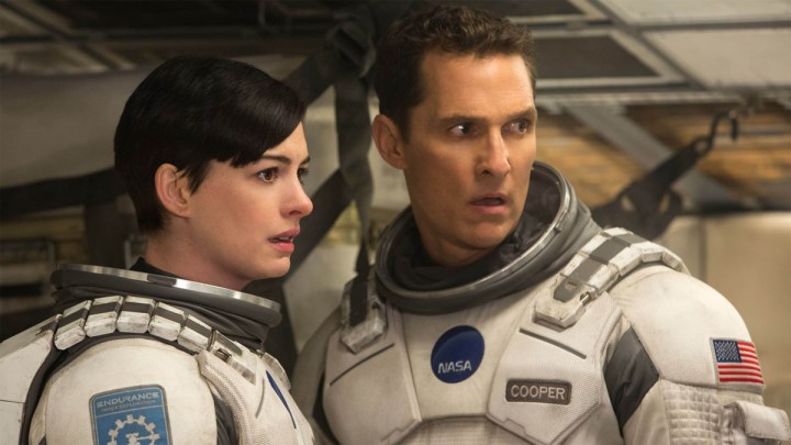 Matthew McConaughey und Anne Hathway starren in einer Szene aus „Interstellar“ neugierig nebeneinander.