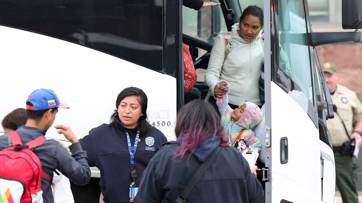 Eine Gruppe von Migranten kommt mit dem Bus an