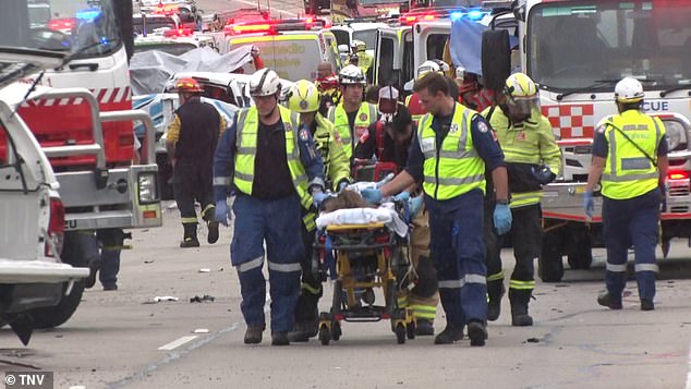 Der diensthabende Kommandeur von Fire and Rescue NSW, Phil Vaiciurgis, beschrieb den Absturz als „eine konfrontierende Szene des Gemetzels“ (im Bild: Sanitäter mit einem der Verletzten).