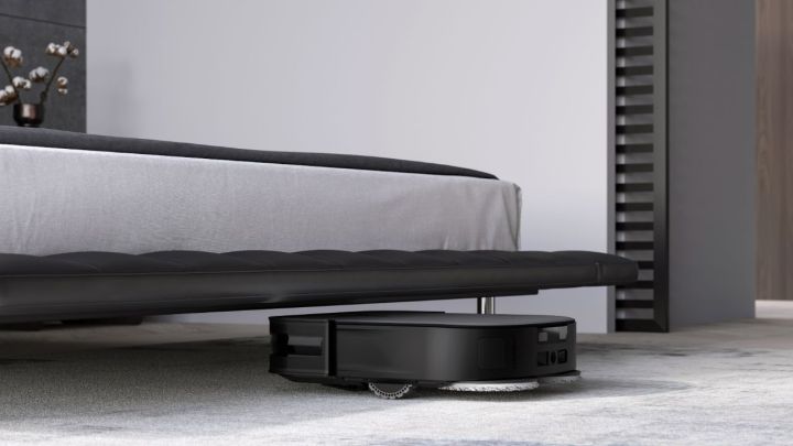 Der X2 Omni reinigt unter einem Bett.