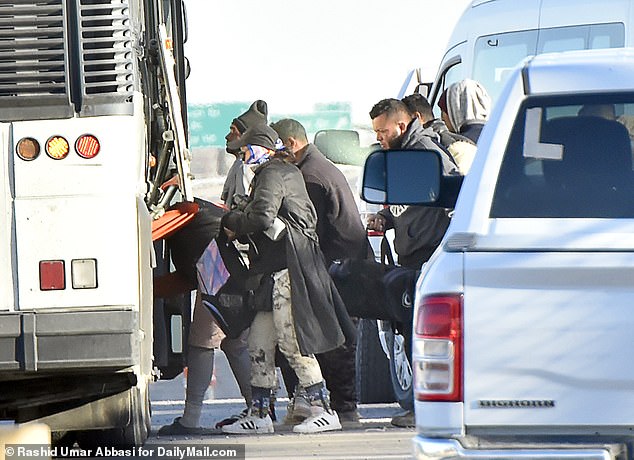 Am Freitag werden Migranten in El Paso gesehen, wie sie in Busse Richtung Norden, weg von Texas, einsteigen