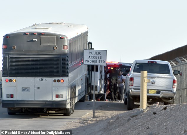 Am Freitag sind Migranten dabei zu sehen, wie sie in den Bus steigen, um den Standort in Texas zu verlassen