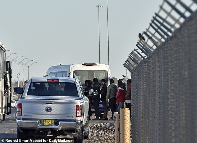 Schlangen von Migranten warten am Freitag darauf, die Busse zu besteigen, die das Verarbeitungszentrum in der Nähe von El Paso verlassen