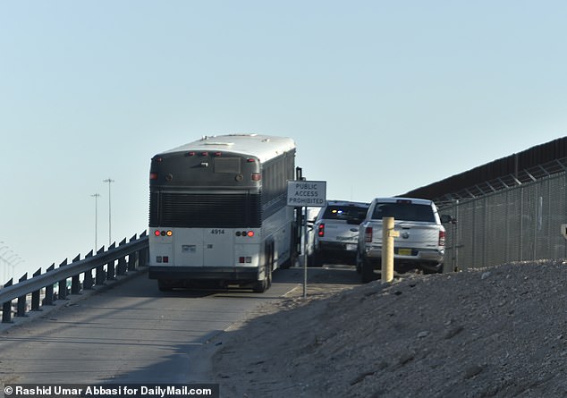 Der Migrantenbus ist am Freitag beim Verlassen des Grenzabfertigungszentrums zu sehen