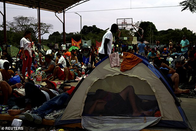Das Zeltlager der Migranten ist am Freitag in Mapastepec, Mexiko, abgebildet