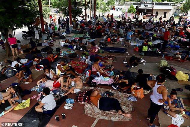 Migranten ruhen sich am Freitag auf einem öffentlichen Platz in Mapastepec, Mexiko aus