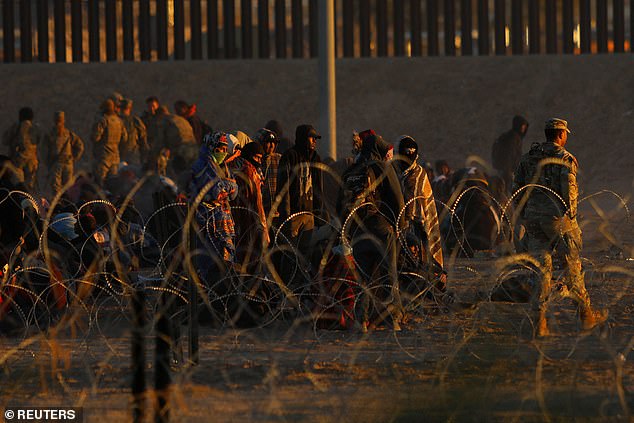 Ein Grenzschutzbeamter wird gesehen, wie er am Freitag in El Paso an Migranten vorbeigeht und darauf wartet, abgefertigt zu werden