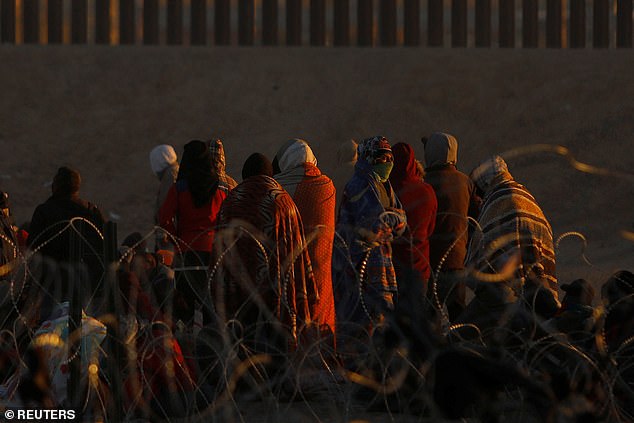 In Decken gehüllte Migranten sind am Freitag am Grenzübergang El Paso zu sehen