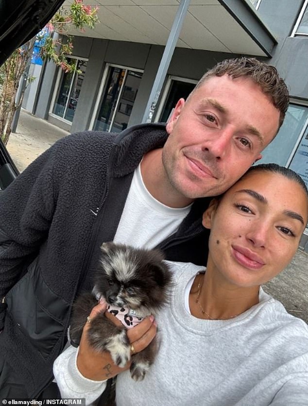 Die 29-jährige Influencerin und ihr Freund Guy Palmero (links) präsentierten den Welpen glücklich online, stießen jedoch auf Bedenken von Fans, die verärgert waren, dass sie einen Hund von einem Züchter gekauft hatte, anstatt ihn in einem Tierheim zu adoptieren