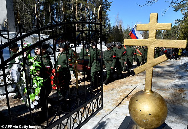 Soldaten tragen einen Sarg des 20-jährigen russischen Soldaten Nikita Avrov während seiner Beerdigung in einer Kirche in Luga, etwa 150 km südlich von Sankt Petersburg, am 11. April 2022