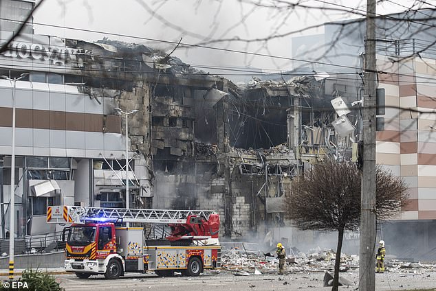 Rettungsdienste arbeiten am Ort eines nächtlichen Raketenangriffs auf ein Einkaufszentrum in Dnipro, Gebiet Dnipropetrowsk, Südostukraine, am 29. Dezember 2023