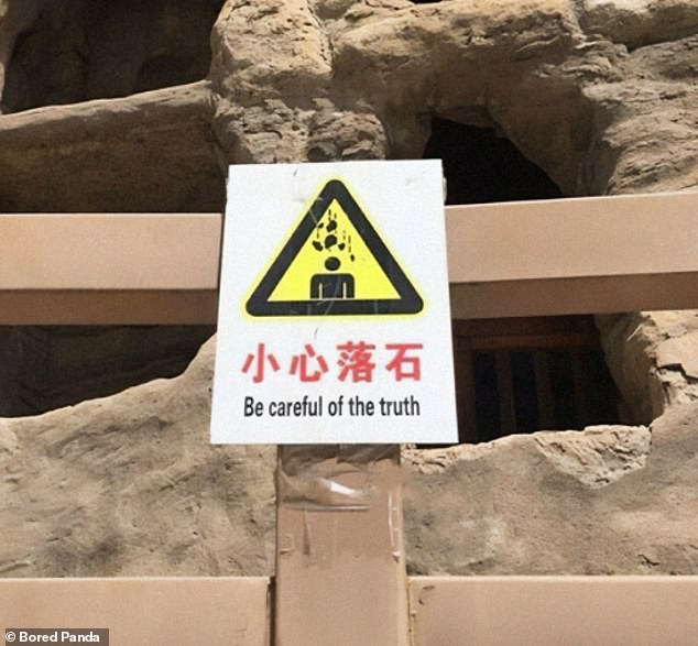 Du kommst damit nicht zurecht!  Dem Bild zufolge schien dieses Schild vor herabfallenden Steinen zu warnen, doch die Überschrift lautete: „Seien Sie vorsichtig mit der Wahrheit.“
