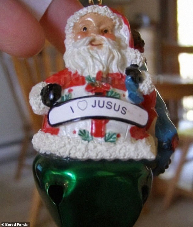 Festlicher Misserfolg: Auf diesem Foto ist ein Weihnachtsmann-Ornament zu sehen, der mit der Aufschrift „I.“ verziert ist [love] Jusus.'