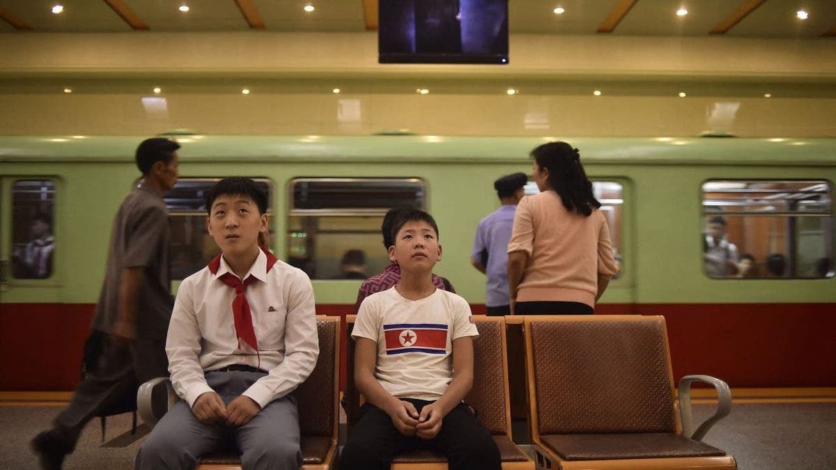 Nordkoreanische Schulkinder im Bahnhof