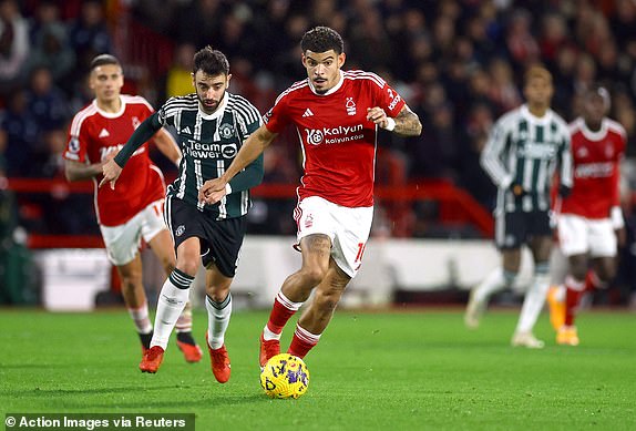 Soccer Football - Premier League - Nottingham Forest v Manchester United - The City Ground, Nottingham, Britain - December 30, 2023  Manchester United's Bruno Fernandes in action with Nottingham Forest's Morgan Gibbs-White Action Images via Reuters/Lee Smith NO USE WITH UNAUTHORIZED AUDIO, VIDEO, DATA, FIXTURE LISTS, CLUB/LEAGUE LOGOS OR 'LIVE' SERVICES. ONLINE IN-MATCH USE LIMITED TO 45 IMAGES, NO VIDEO EMULATION. NO USE IN BETTING, GAMES OR SINGLE CLUB/LEAGUE/PLAYER PUBLICATIONS.