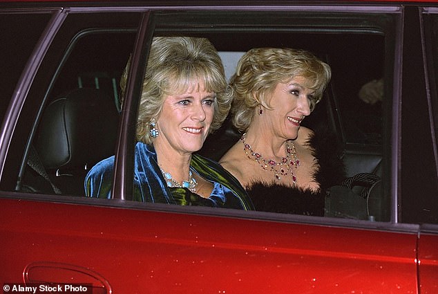 Camilla und ihre Schwester Annabel kommen zu den Feierlichkeiten zum 50. Geburtstag von Prinz Charles in Highgrove an