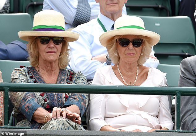 Annabel Elliot und Camilla, Herzogin von Cornwall, nehmen am 2. Juli 2015 am vierten Tag der Wimbledon Tennis Championships in Wimbledon am Spiel Robin Hasse gegen Andy Murray teil