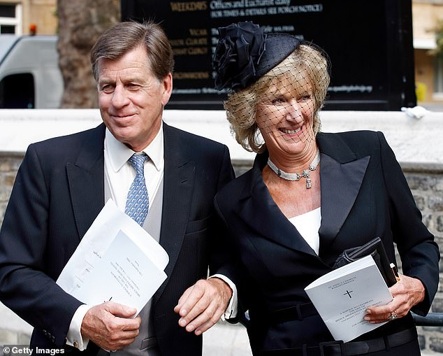 Der verstorbene Simon Elliot mit seiner Frau Annabel Elliot, nachdem sie 2006 an einem Gedenkgottesdienst für ihren Vater, Major Bruce Shand, teilgenommen hatte