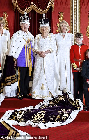 König Charles, Königin Camilla und ihre Schwester Annabel Elliot für die offiziellen Krönungsbilder