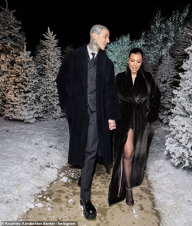 Die neuen Schnappschüsse kommen Tage, nachdem Kourtney und Travis während der jährlichen Kardashian-Jenner-Weihnachtsfeier den „Mama-und-Papa-Abend“ genossen haben
