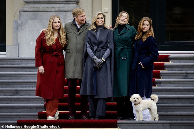 Teil der Familie!  Mambo posierte perfekt für ein Familienfoto neben Prinzessin Amalia, König Willem-Alexander, Königin Máxima, Prinzessin Ariane und Prinzessin Alexia